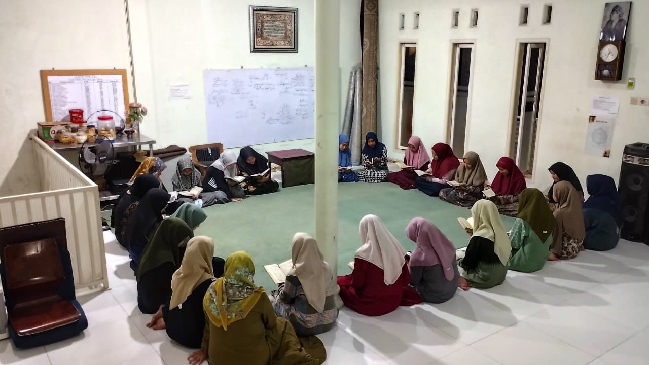 Santri putri berdiri di depan gedung Rumah Tahfizh Center