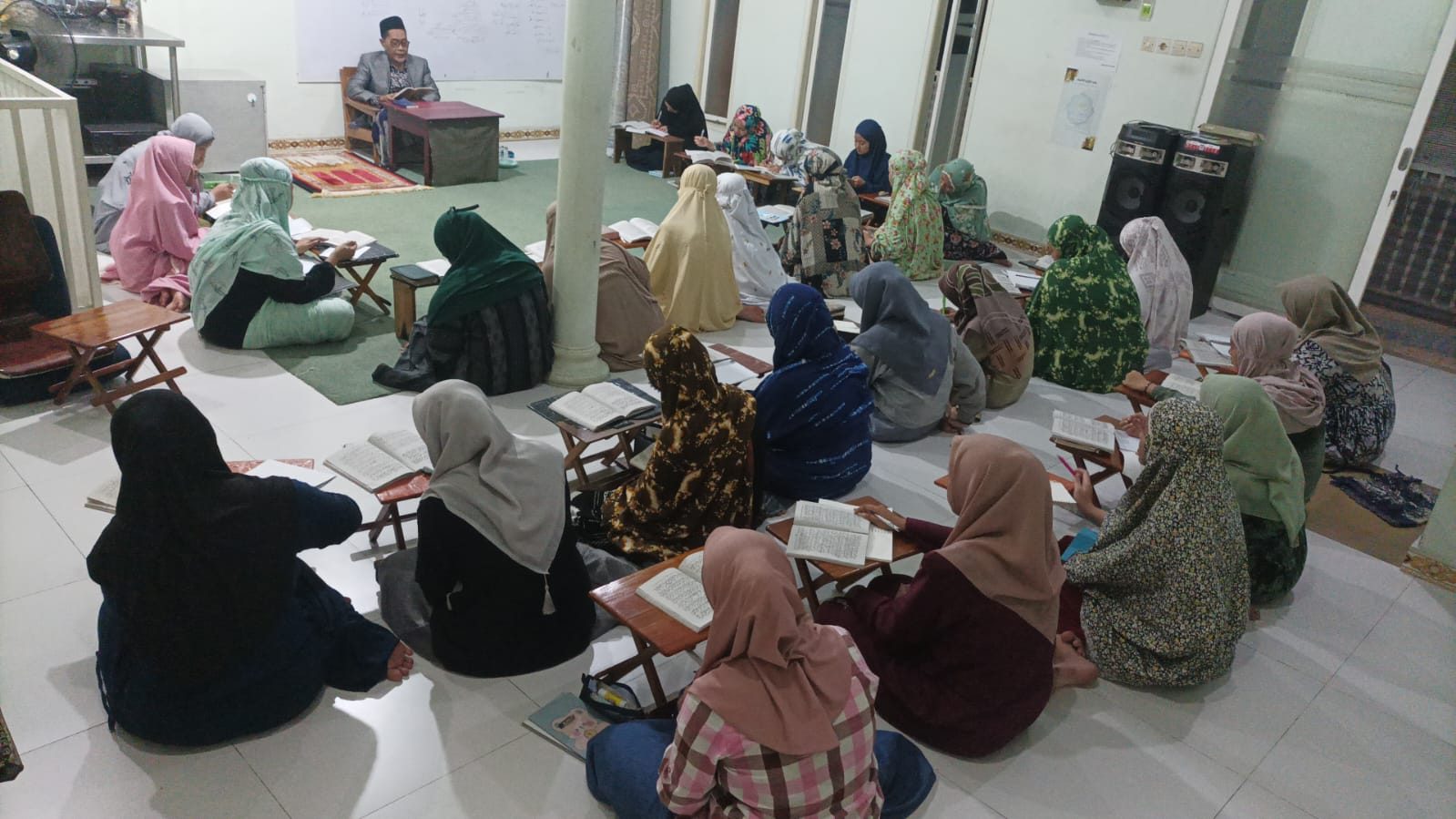Halaqah santri putri membaca Al-Qur'an bersama di majelis Rumah Tahfizh Center